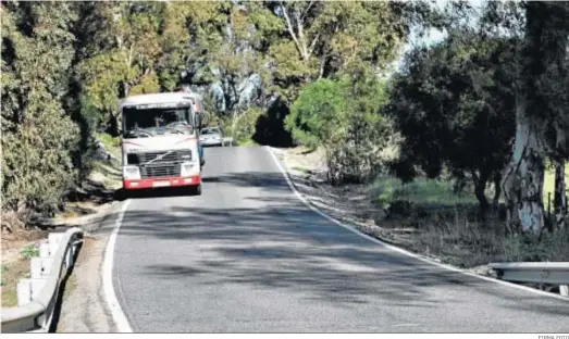  ?? FIRMA FOTO ?? Un vehículo pesado circula por la A-389 entre Medina y Paterna.