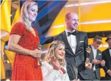  ?? FOTO: DPA ?? „Eine Inspiratio­n für uns alle“: Kristina Vogel, hier zwischen Angelique Kerber und Triathlet Patrick Lange, dem Sportler des Jahres.