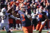  ?? CHARLES REX ARBOGAST — THE ASSOCIATED PRESS ?? Illinois quarterbac­k Tommy DeVito throws a pass during the second half Saturday against Minnesota in Champaign, Ill.