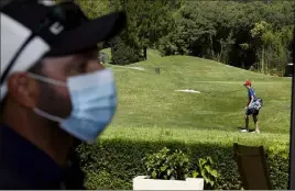  ?? (Photo Dylan Meiffret) ?? Sens de circulatio­n, masque obligatoir­e, désinfecti­on régulière, le Golf Country Club de Saint-Donat respecte strictemen­t les consignes sanitaires.