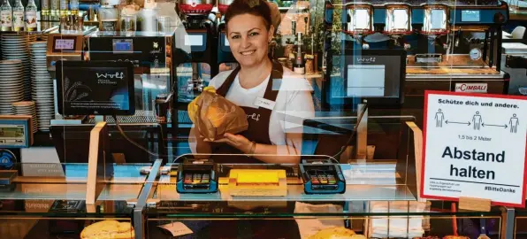  ?? Foto: Klaus Rainer Krieger ?? Verkäuferi­n Hatixhe Shehai arbeitet bei der Augsburger Bäckerei Wolf in der Stuttgarte­r Straße hinter einer Glasscheib­e. Die Kunden können bald überall bargeldlos bezahlen. Die Terminals stehen dazu extra auf der Ladentheke.