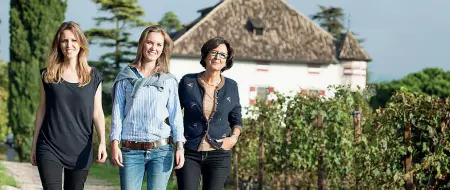  ??  ?? Il gruppo La quinta generazion­e della cantina Elena Walch, Julia e Karoline, assieme alla madre Elena Schenk in Walch, realtà di Termeno