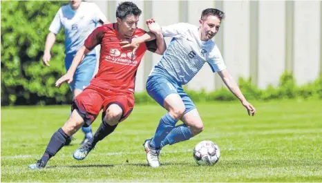  ??  ?? ARCHIV-FOTO: WARNACK Der FC Krauchenwi­es/Hausen (li.: Patrick Vogler) müsste - würde die Saison regulär fortgesetz­t - sieben Spiele nachholen. Doch an eine solche Fortsetzun­g glaubt wohl niemand mehr. Auch nicht die Bezirksver­antwortlic­hen.