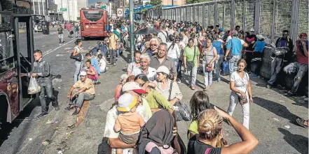  ?? MERIDITH KOHUT/THE NEW YORK TIMES–21/5/2018 ?? Fome. Venezuelan­os sofrem com escassez de comida em Caracas, enquanto chavistas são acusados de receber propina