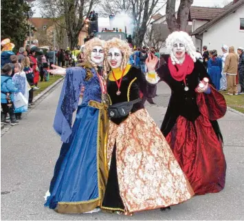  ?? Foto: Ivanka Williams Fuhr ?? Aufgekratz­te Damen aus besseren Zeiten begegnete man beim Fasching 2016 in Klosterlec­hfeld.