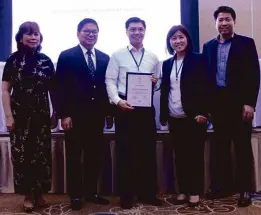  ??  ?? BSP Governor Amando M. Tetangco, Jr. (2nd from the left) and BAIPHIL President Liza L. Ortiz (2nd from the right), confer award to LANDBANK as Best Corporate Social Responsibi­lity Project for Gawad Patnubay. LANDBANK Operations Sector Head/SVP Alan V....