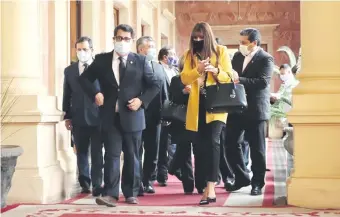  ??  ?? Los parlamenta­rios del PLRA se retiran de la reunión con el presidente Mario Abdo Benítez. Fue ayer a la mañana en Palacio de López. Foto de Gentileza