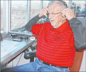  ?? Heidi Fang Las Vegas Review-journal @Heidifang ?? Dick Calvert’s distinctiv­e voice offered a link to UNLV’S glory days. Calvert is retiring as public address announcer after 52 years.