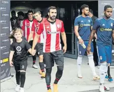  ?? FOTO: J. ECHEVERRÍA ?? Ante el Fulham Balenziaga encabezó la salida de los leones