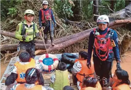  ?? AFP PIC ?? The Thai rescue team volunteers talking to rescued flood survivors in Attapeu on Thursday.