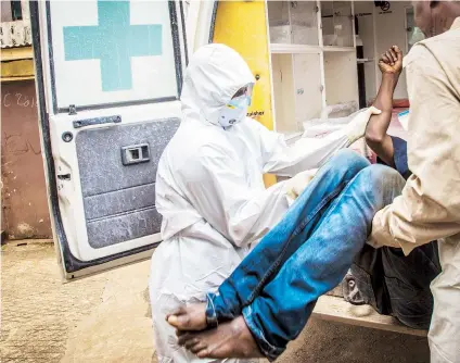  ??  ?? Trabajador­es de la salud transporta­n a un sospecho de contagio con ébola en Freetown, en Sierra Leona.