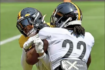 ??  ?? First-round pick Najee Harris, right, works against linebacker Marcus Allen.