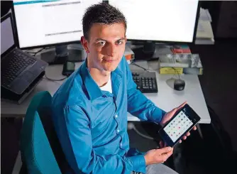  ?? FOTO: DIETZE/UDS ?? Oliver Schranz vom Zentrum für IT-Sicherheit (Cispa) an der Universitä­t Saarbrücke­n entwickelt eine App, die unerwünsch­ter Datenweite­rgabe ein Ende bereiten soll.