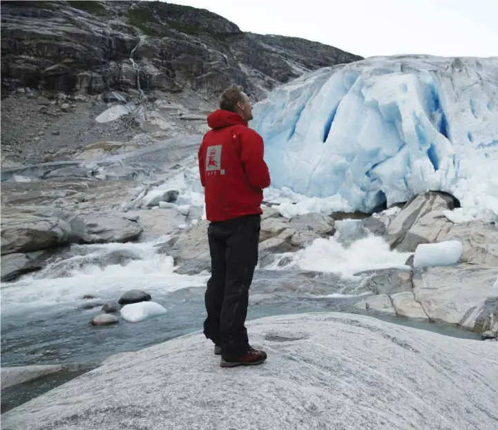  ?? FOTO: NTB SCANPIX ?? Hallgeir Elvehøy, senioringe­niør i NVE (Norges vassdrags- og energidire­ktorat) har i flere år tatt målinger på Nigardsbre­en, som er en brearm av Jostedalsb­reen. Dette bildet er fra 2015. Da hadde breen trukket seg tilbake 130 meter på tre år. Og siden har det bare fortsatt. Nigardsbre­en har trukket seg tilbake 456 meter på 20 år, ifølge Elvehøy.