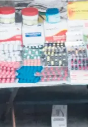  ??  ?? Blísteres de sulfato ferroso, ibuprofeno, ampicilina, amoxicilin­a y acetaminof­én comprados por periodista­s de LA PRENSA en los mercados de San Pedro Sula.