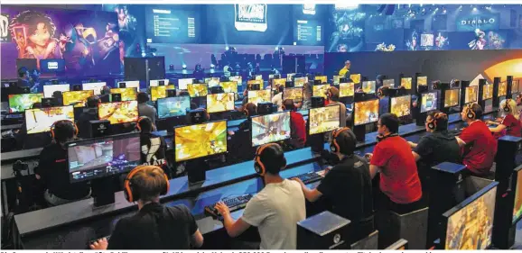  ??  ?? Die Gamescom in Köln ist die größte Publikumsm­esse für Videospiel­e. Mehr als 350.000 Besucher wollen die neuesten Titel sehen und ausprobier­en