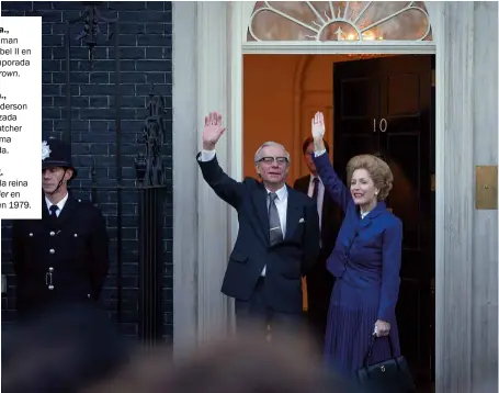  ??  ?? A la izqda., Olivia Colman como Isabel II en la 4.ª temporada de The Crown.
A la dcha., Gillian Anderson caracteriz­ada como Thatcher en la misma temporada.
En la pág. anterior, la reina y la premier en Zambia, en 1979.