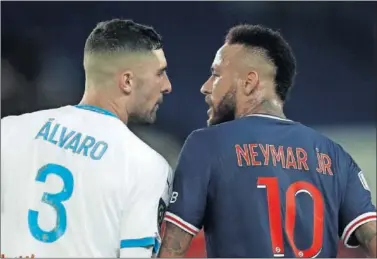  ??  ?? Álvaro González y Neymar se encaran durante el clásico francés entre PSG y Olympique Marsella.