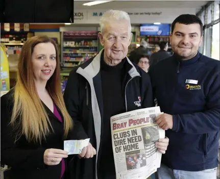  ??  ?? Mary Fogarty of the Bray People, €20 winner Donal Murray and staff member Cormac Feeley at Maxol on the Vevay Road.