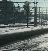  ??  ?? Un tren a su paso por la estación de Atocha, que recuperó gran parte de sus servicios