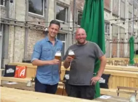  ?? FOTO BART ROGGEMAN ?? Met een Hellegat-bier klinken Tom Cumps (links) en Wim op het succes van Bar Bernaar.