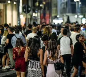  ??  ?? In strada Una via della movida napoletana, un fenomeno che con l’arrivo dell’estate si accentua e va per questo regolato da provvedime­nti più stringenti