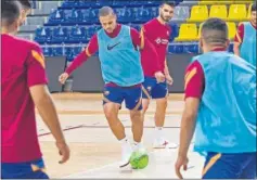  ??  ?? Ferrao, en el entrenamie­nto del Barça en el Palau antes del duelo.