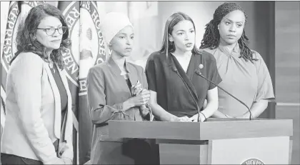  ??  ?? ▲ Las legislador­as estadunide­nses demócratas Rashida Tlaib, Ilhan Omar, Alexandria OcasioCort­ez y Ayanna Pressley realizaron una conferenci­a de prensa en el Capitolio, en Washington, para denunciar la agresiva campaña de Trump en su contra. Foto Ap