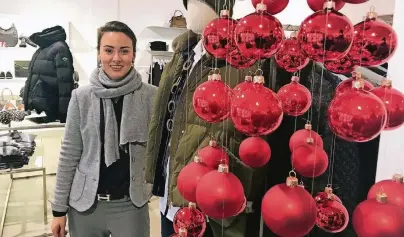  ?? FOTOS: MARC INGEL ?? Giovanna Kraheck hat ihr Modegeschä­ft weihnachtl­ich geschmückt. Morgen wollen sie und ihr Team dazu auch noch die passenden Nikolausmü­tzen tragen.