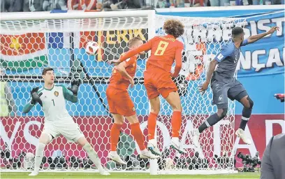  ?? —Gambar Reuters ?? GEGAR JARING: Umtiti (kanan) menanduk masuk gol tunggal perlawanan ketika beraksi pada perlawanan separuh akhir menentang Belgium di Stadium Saint Petersburg, Rusia kelmarin.