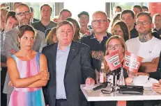  ?? FOTO: DPA ?? Politiker der Linken nach Bekanntgab­e der Ergebnisse in Dresden.