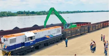  ?? ARCHIVO ?? Tren en Puerto Capulco, en Gamarra, Cesar con carga de carbón después de ser transporta­da por río.