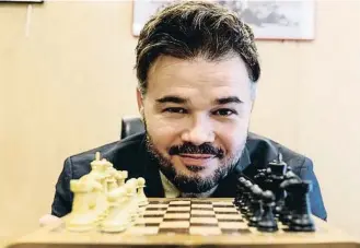  ?? DANI DUCH ?? Gabriel Rufián té un tauler d’escacs al seu despatx de Madrid