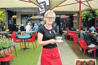  ?? PHOTOS: LINDA ROBERTSON ?? No alternativ­e . . . The Wobbly Goat Cafe owner Sarah Moore said she was anxious not to disappoint her customers by closing during a peak time for her business because of Aurora Energy’s planned outage.