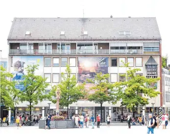  ?? FOTO: BRÜCKEN ?? Das Warenhaus Abt am Ulmer Münsterpla­tz ist an die Drogeriema­rktkette Müller verkauft worden.