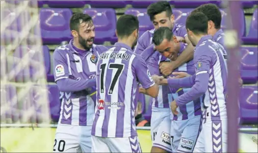  ??  ?? SALVADOR. Raúl de Tomás entró en el campo en el minuto 73 y siete más tarde logró el gol de la victoria.