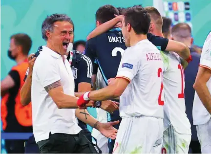  ?? EFE ?? Luis Enrique y Azpilicuet­a se felicitan tras la clasificac­ión de España para la semifinal