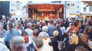  ?? FOTO: VERANSTALT­ER ?? Wer gute Live-Musik verschiede­ner Stile und sogar exotischen Bauchtanz sehen möchte, trifft sich an Bühne auf dem Gumbertpla­tz. Das Programm bietet viel Sehens- und Hörenswert­es.