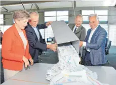  ?? FOTO: IHK ULM ?? Die Mitglieder des Wahlaussch­usses der IHK Ulm, (von links) Johanna Kienzerle, Hans Schlenk, Jörg Hanisch und H. Werner Utz, öffnen die Wahlurne.