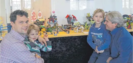  ?? FOTOS: JANNICK NESSENSOHN ?? Familie Ries hat sich die Lego-Ausstellun­g gleich am ersten Tag angeschaut. Nicht nur den Kindern gefallen die Welten.