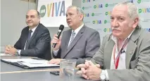  ??  ?? Víctor Benítez, asesor comunal; Mario Ferreiro y el Arq. Gonzalo Garay durante la presentaci­ón del estudio de basura.