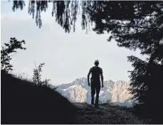  ?? FOTO: ANGELIKA WARMUTH /DPA ?? Wandern bleibt beliebt, aber weniger in einer verbindlic­hen Vereinsmit­gliedschaf­t.