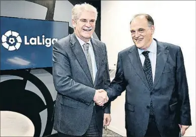  ?? EFE ?? Fútbol y política Alfonso Dastis, ministro de Exteriores,saludando a Tebas en la inauguraci­ón de la nueva sede de la Liga en Madrid, en marzo