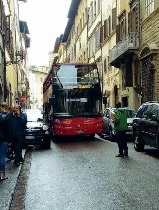  ??  ?? Il bus per i tour turistici rimasto bloccato per un’ora in via Maggio a cauda di un auto parcheggia­ta sul marciapied­e. A sinistra il bus Ataf bloccato per mezzora in via Lorenzo il Magnifico e un’auto davanti a un cassonetto: svuotarlo per Alia così è...