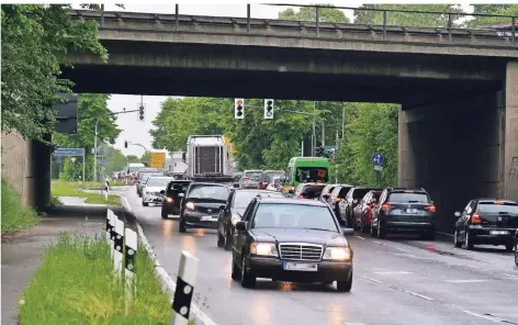  ?? FOTO: NORBERT PRÜMEN ?? Zweimal täglich staut sich wochentags der Verkehr an der Auffahrt Münchheide.