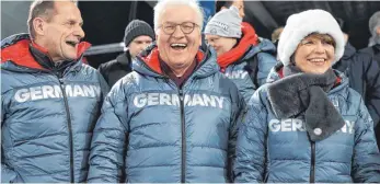  ?? FOTO: DPA ?? Hatte gut Lachen: Bundespräs­ident Frank-Walter Steinmeier (Mitte) sah mit seiner Frau Elke Büdenbende­r und DOSB-Präsident Alfons Hörmann die Olympiasie­ge von Laura Dahlmeier und Andreas Wellinger.