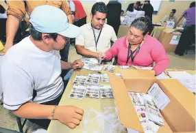  ?? FOTO: EL HERALDO ?? Una credencial por propietari­o y suplente está otorgando el ente colegiado.