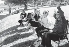  ?? JESSICA ANDERSON/BALTIMORE SUN ?? Musicians, from left, Erin Mellenthin, Molly Williams and Letitia VanSant serenade runners along Lake Montebello, joined by friends Gabrielle LoGaglio and Ian Altendorfe­r.