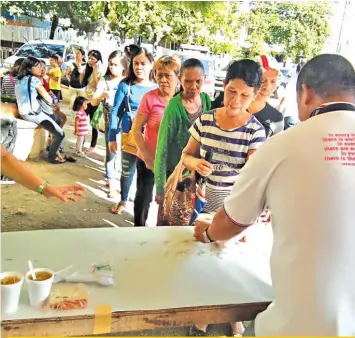  ?? BEN MARCOJOS ?? At the Halad sa Kapamilya 2018 yesterday, The FREEMAN Foundation served at least 2,000 cups of hot lo-mi noodles. Initiated by ABS-CBN Cebu, the event offers free services to Cebuanos, especially senior citizens and children.