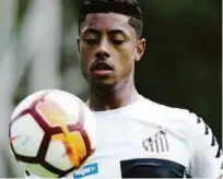  ?? Ivan Storti - 29.mar.18/santosfc ?? O atacante Bruno Henrique durante treinament­o do Peixe no CT Rei Pelé; atleta é dúvida para clássico